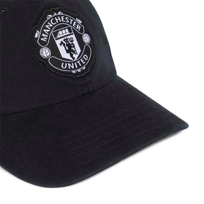 Manchester United dad cap in black and white with embroidered club crest