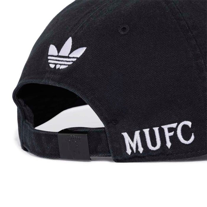 Manchester United dad cap in black and white with embroidered club crest