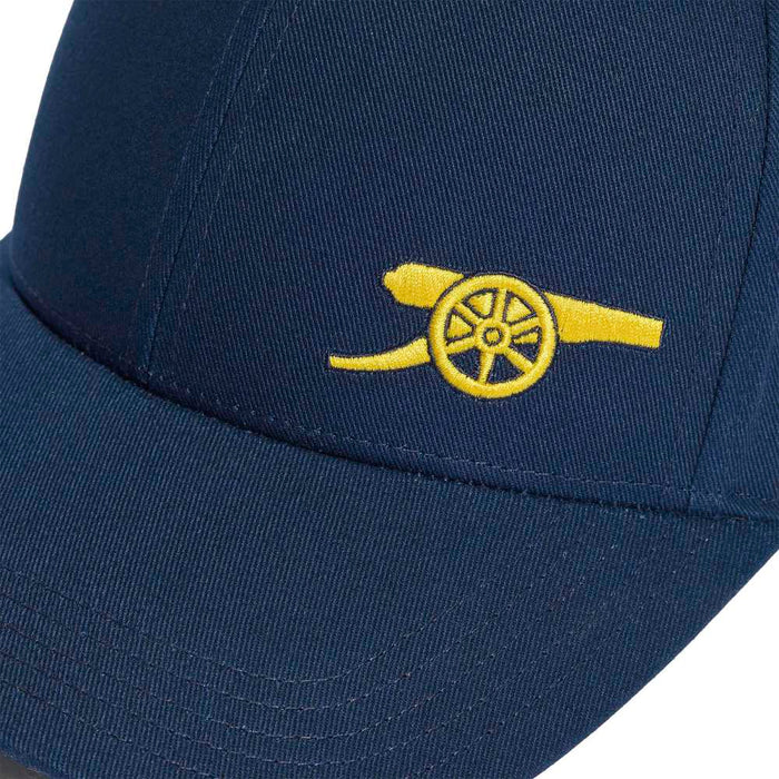 Arsenal dad cap in navy and yellow with embroidered club crest